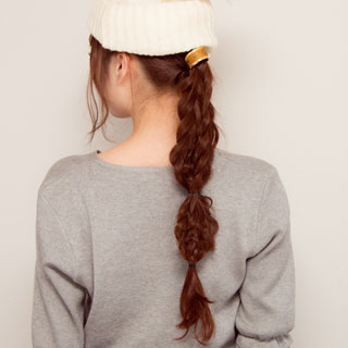 ニット帽×ロングヘアの簡単三つ編みアレンジ